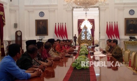 Asosiasi Petani Tembakau bertemu Presiden Joko Widodo (Jokowi) di Istana Merdeka, Jakarta, Senin (30/10). 