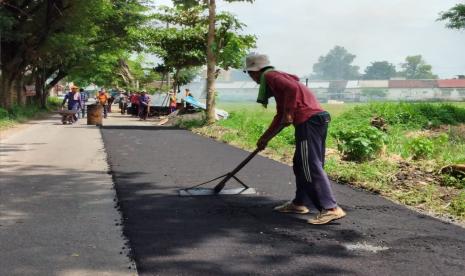 Aspal hotmix yang terbuat sampah plastik mulai diujicobakan untuk perbaikan jalan rusak di Garut.