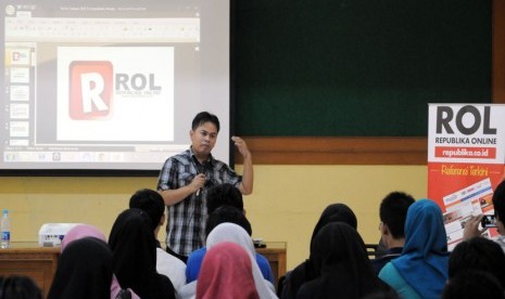 Asredpel Republika Online, Heri Ruslan menyampaikan materi jurnalistik dalam acara ROL to Campus di UIN Syarif Hidayatullah, Jakarta, Selasa (5/6).