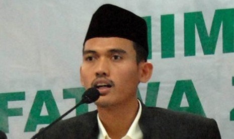 Sekretaris Umum Komisi Fatwa MUI Asrorun Niam Sholeh meneaskan menutup aurat bagi pria dan wanita adalah wajib.