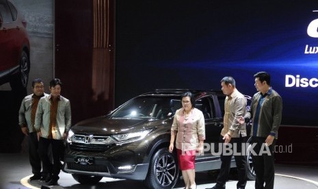 Assistant Large Project Leader of All New Honda CR-V Koji Hirano, Presdir PT Honda Prospect Motor (HPM) Takehiro Watanabe, Senior Vice President Benawati Abas, Vice President Agus Budiman dan Direktur Pemasaran dan Layanan Purna Jual Jonfis Fandy (dari kiri) berjalan saat meluncurkan All New Honda CR-V pada pameran mobil IIMS 2017 di Jakarta, Kamis (27/4).