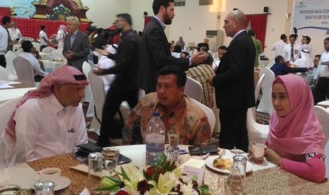 Assistant Vice President Retail and Medium Business Policy Strategy BRI, Arie Sus Miyanti (kanan), mendampingi Presiden Direktur PT Phalosari Unggul Jaya, Warsubi (tengah), bertemu dengan pengusaha Jeddah di Indonesia Halal Economy Investment Forum 2019 yang digelar di KJRI Jeddah, Arab Saudi.