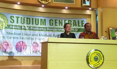 Assoc. Prof. Prathurng Hongsranagon, Ph.D dari Univeristy of Chulalongkorn, Thailand memberi kuliah umum soal medical error dan medical apology di Universitas Muhammadiyah Jakarta 