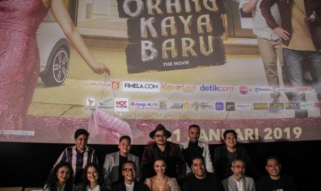 Associate Vice President of Brand Bukalapak Ari K Wibowo (kanan) berfoto bersama seluruh pemain film Orang Kaya Baru saat acara press screening film Orang Kaya Baru di Plaza Senayan, Jakarta, Senin (21/1/2019).