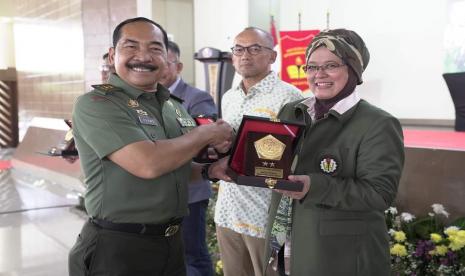 Aster Panglima TNI Mayjen TNI Purwo Sudaryanto (kiri) menyerahkan cindera mata kepada Ketua Lembaga Pengembangan Kreativitas dan Kebangsaan (LPKK) Unkris, Dr  Susetya Herawati (kanan) dalam kegiatan Komunikasi Sosial (Komsos) Kreatif 2022 yang digelar Mabes TNI dan Universitas Krisnadwipayana (Unkris) secara hybrid di kampus Unkris, pertengahan November 2022.