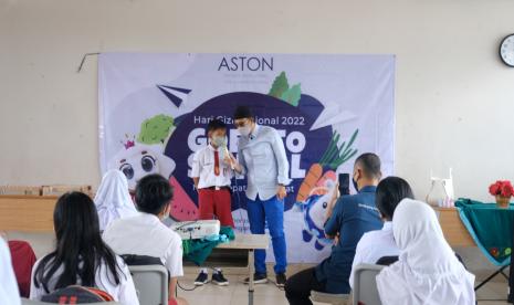 ASTON Goes To School mengedukasi pentingnya nutrisi pada makanan kepada para siswa.