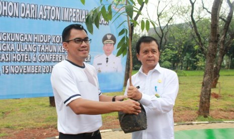 Aston Imperial Bekasi lakukan CSR berupa pemberian 300 bibit pohon kepada pemerintah kota Bekasi.