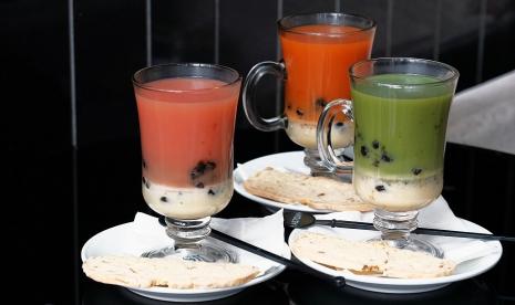 Aston Priority Simatupang yang memiliki outlet Canary Coffee Shop ini menyediakan dua pilihan minuman Cold & Hot Drink mulai dari Rp 20 ribu net per cup. Bagi Anda penikmat kopi dapat merasakan nikmatnya kopi dengan pilihan Black Coffee, Americano, Cappuccino, Caffee Late dan Dalgona Ice