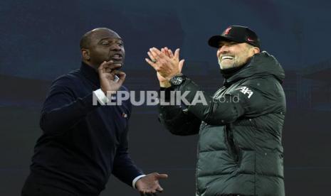 Pelatih Aston Villa Patrick Vieira Vs pelatih Liverpool Juergen Klopp (kanan).