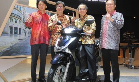 Astra Honda Motor (AHM) meluncurkan skutik premium bergaya Eropa, Honda SH150i di ajang Indonesia International Motor Show 2017, Jakarta, Kamis (27/4). 