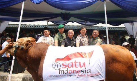 Astra menyerahkan secara simbolik hewan qurban