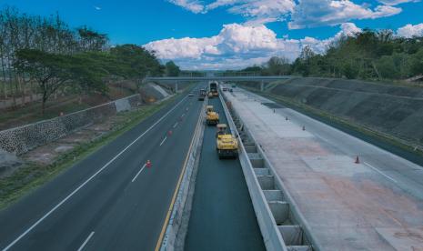 Astra Tol Cipali melakukan penambahan lajur ketiga di KM 87 – KM 110.