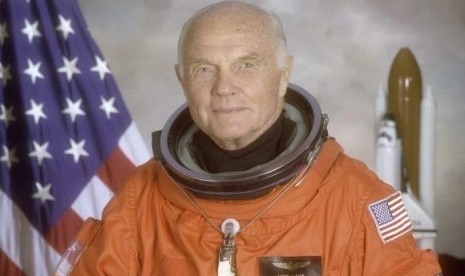 Astronaut AS yang pertama kali mengorbit Bumi John Glenn berpose pada 1998.