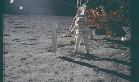 Astronaut NASA mendarat di permukaan bulan dalam misi Apollo 11.