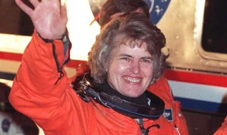 Astronaut perempuan Amerika Serikat (AS), Shannon Lucid, kembali ke bumi dengan pesawat ruang angkasa Atlantis pada 26 September 1996. Sebelumnya ia tinggal selama enam bulan di stasiun ruang angkasa milik Rusia, Mir.