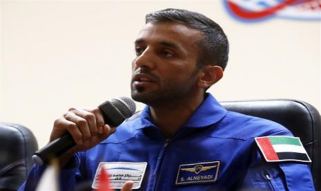 Astronaut Uni Emirat Arab Sultan Al Neyadi menghadiri konferensi pers di kosmodrom Baikonur, Kazakhstan, 24 September 2019. Al Neyadi berlebaran di luar angkasa.