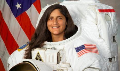 Astronaut wanita Sunita L Williams. Sunita Williams dan Butch Wilmore, kini menghadapi masa tinggal yang jauh lebih lama di Stasiun Antariksa Internasional (ISS) hingga 2025.