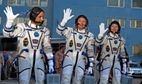   Astronot Amerika Joseph Acaba (kiri) bersama astronot Rusia Gennady Padalka (tengah) dan Sergei Revin (kanan) sebelum peluncuran roket antariksa Soyuz di pangkalan antariksa Rusia di Kazakhstan, Selasa (15/5).