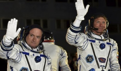 Astronot AS Scott (kiri) dan kosmonot Rusia, Gennady Padalka sebelum berangkat menuju ISS (foto: dok). Padalka mencatat rekor 879 hari berada di antariksa, setelah menyelesaikan misinya yang kelima selama 168 hari. 