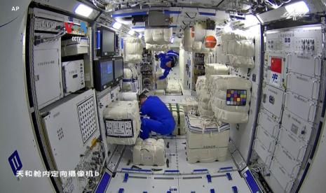 Astronaut China tiba di stasiun antariksa.