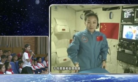 Astronaut Cina mengajar