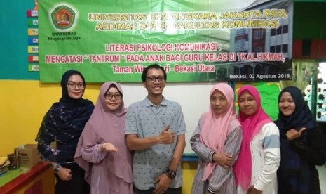  Astuty Pohan, S.Sos, M.M (paling kiri) bersama guru-guru TK Al Hikmah.