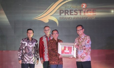 Asuransi BRI life menerima piagam penghargaan Indonesia Prestige Brand Award 2018.