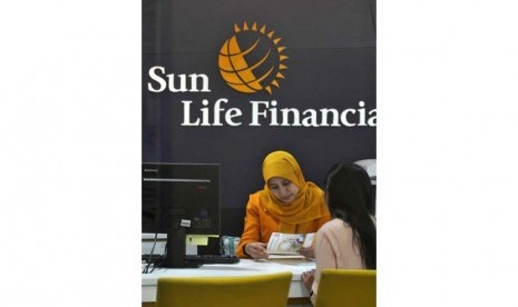 Asuransi Mikro Syariah. Petugas melayani nasabah di kantor layanan Sun Life Financial Syariah, Jakarta, Senin (19/5). 