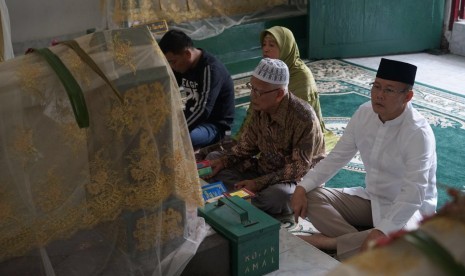 Aswari Rivai (kanan) saat berziarah ke makam Sultan Mahmud Baharuddin di kawasan 3 Ilir, Palembang, Jumat (26/1) pagi.