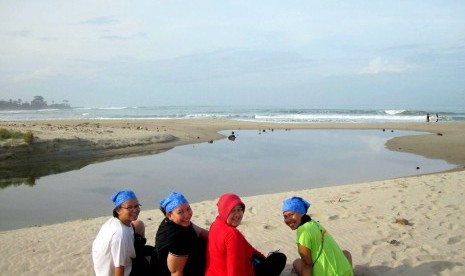 Asyiknya menikmati panorama Pantai Ciantir. Wisatawan terseret ombak di Pantai Ciantir dievakuasi.