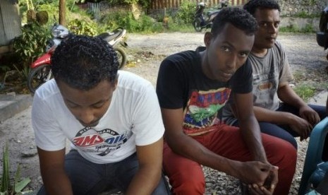 Asylum seekers, who were turned back by Australia, sit in an immigration holding area at a hotel in Kupang January 28, 2014.