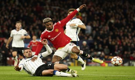 Atalanta Merih Demiral, kiri, menantang pemain Manchester United Marcus Rashford pada pertandingan sepak bola Grup F Liga Champions antara Manchester United dan Atalanta di Old Trafford, Manchester, Inggris, Kamis (21/10) dini hari WIB.