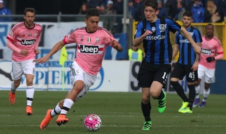 Atalanta's midfielder Marten de Roon (R) and Juventus' forward Paulo Dybala in action during the Italian Serie A soccer match between Atalanta and Juventus at Atleti Azzurri d'Italia stadium in Bergamo, Italy, 06 March 2016. 