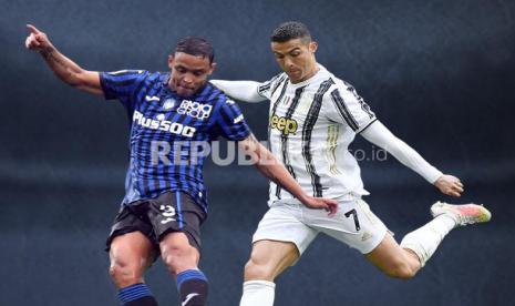 Gelandang Atalanta Luis Muriel Vs striker Juventus Cristiano Ronaldo (kanan).