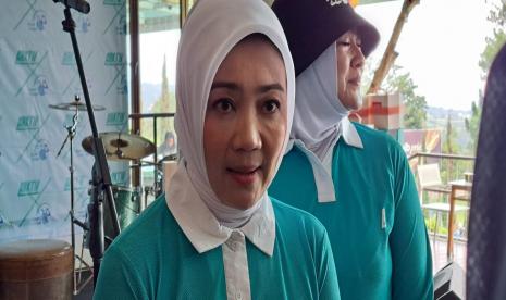 Atalia Praratya dan komunitas Golf Hijaber, walaupun bermain Golf tapi pakainnya tetap tertutup.