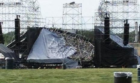 Atap panggung konser Radiohead ambruk di Downsview Park, Toronto, pada Sabtu (16/6). 