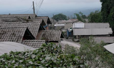 Atap rumah penduduk diselimuti abu vulkanik erupsi gunung Merapi di Desa Babadan, Dukun, Magelang, Jawa Tengah, Kamis (10/3/2022). Gunung Merapi mengalami erupsi pada Rabu (9/3/2022) pukul 23.30 dengan memuntahkan luncuran awan panas sejauh lima kilometer ke arah tenggara dan sebaran abu vulkanik ke arah barat daya di wilayah kabupaten Magelang. 