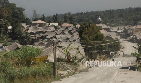 Atap rumah permukiman warga tertutup abu vulkanis Gunung Merapi di Wonolelo, Sawangan, Magelang, Jawa Tengah, Jumat (1/6).