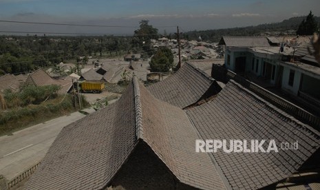 Atap rumah permukiman warga tertutup abu vulkanis Gunung Merapi di Wonolelo, Sawangan, Magelang, Jawa Tengah, Jumat (1/6).