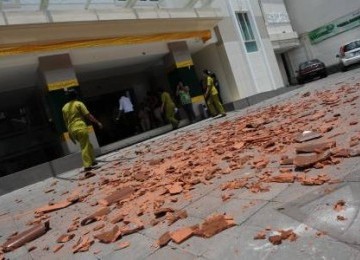 Atap Rumah Sakit Kasih Ibu berjatuhan akibat gempa di Denpasar, Bali, Kamis (13/10).