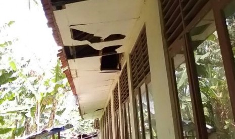 Atap sekolah SDN Cipinang 01 Rumpin, Kabupaten Bogor yang kondisinya rusak