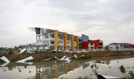 Atap tribun arena dayung Jakabaring Sport City (JSC) porak-poranda dilanda angin puting beliung, Palembang, Sumatera Selatan, Sabtu (27/10/2018). 