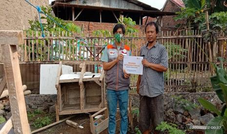 Atas dasar itu, Selasa (21/07) Fasilitator Rumah Zakat memberi bantuan dana kepada Yogi untuk membeli ayam kampung yang di inginkannya. Dan keesokan harinya, yakni hari Rabu ayam sudah ada dirumahnya, dan modal yang diberikan cukup untuk membeli lima ekor ayam.