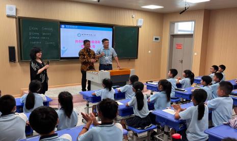 Atase Pendidikan dan Kebudayaan KBRI Beijing, Yudil Chatim (berbaju batik) berkunjung ke Sekolah Dasar Yuanzai di Kota Fuqing, Provinsi Fujian, China, yang menjadi SD pelopor palajaran Bahasa Indonesia masuk dalam kurikulum sekolah.