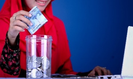 Atasi bocor halus keuangan dengan memotong gaji di awal dan memasukkannya ke kantung tabungan dan investasi.