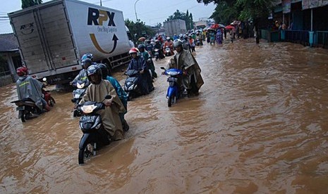 ateng, Selasa (21/1). Sejumlah titik Jalan Pantura Kudus-Pati tergenang banjir setinggi 20-100 cm dan mengakibatkan arus lalu-lintas tersendat menyusul intensitas hujan yang tinggi. ANTARA FOTO/ Andreas Fitri Atmoko/ss/NZ/14