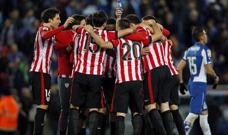 Athletic Bilbao players celebrate defeating Espanyol during their semi-final second leg Spanish King's Cup trophy match, near Barcelona March 4, 2015. 