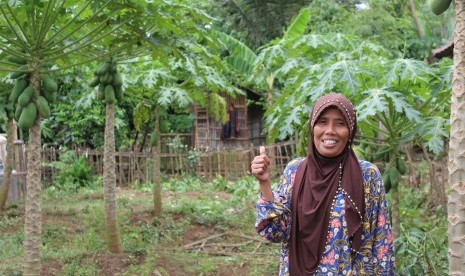 Atih, petani pepaya mitra Amartha.