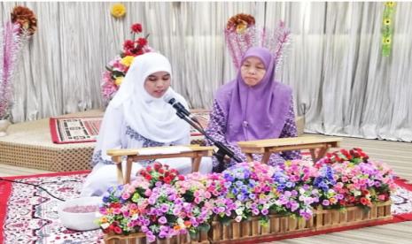 Atilla Sofeana Resmi Menjadi Mualaf. Foto: Atilla Sofeana saat mengucapkan dua kalimat syahadat.