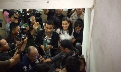 Atiqah Hasiholan meets police summon to be questioned about her mother, Ratna Sarumpaet, hoax case, at Jakarta Metro Police Headquarters, Wednesday (Oct 23).